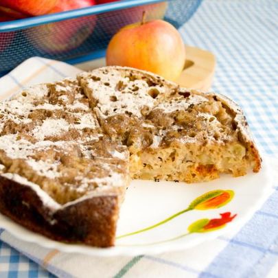 Шарлотка на сковороде с яблоками