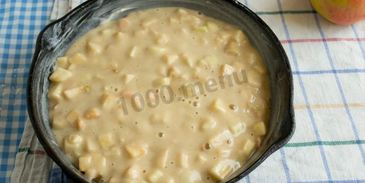 шарлотка на сковороде с яблоками