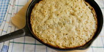 шарлотка на сковороде с яблоками