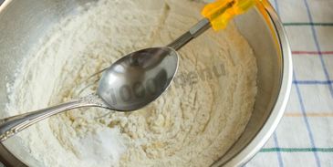 шарлотка на сковороде с яблоками