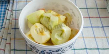 шарлотка на сковороде с яблоками