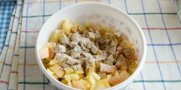 шарлотка на сковороде с яблоками