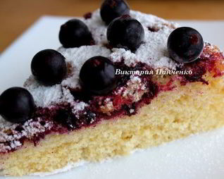 Шарлотка с черной смородиной из мультиварки