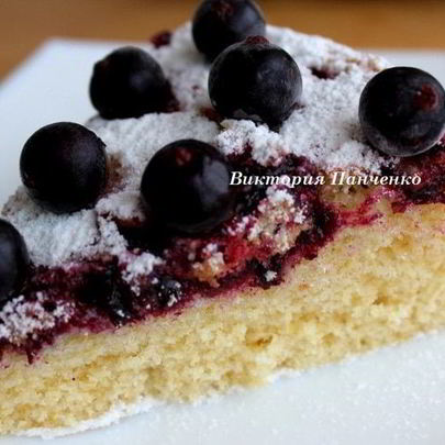 Шарлотка с черной смородиной из мультиварки