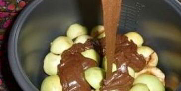 шарлотка с какао и яблоками