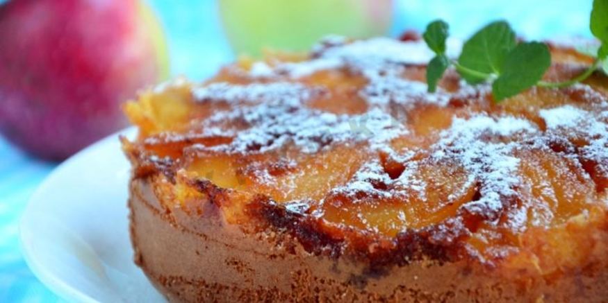 Рецепт шарлотки с карамелью