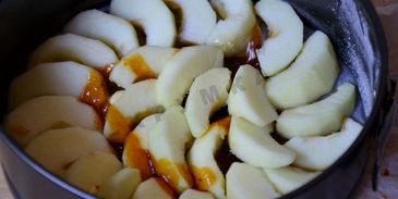 шарлотка с карамелью