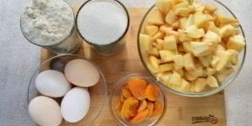 шарлотка с курагой и яблоками