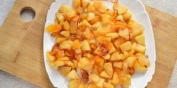 шарлотка с курагой и яблоками