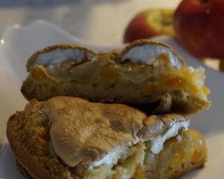 Шарлотка с курагой