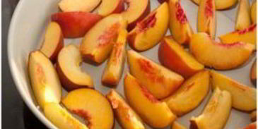 шарлотка с персиками