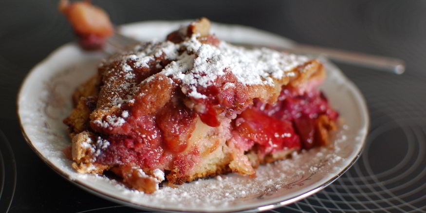 Рецепт шарлотки с ржаной мукой, яблоками и сливой