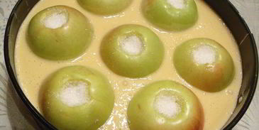 шарлотка с цельными яблочками