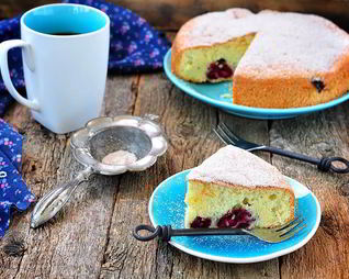 Шарлотка с вишней замороженной