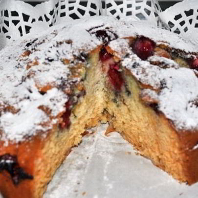 Шарлотка с яблоками и черешней