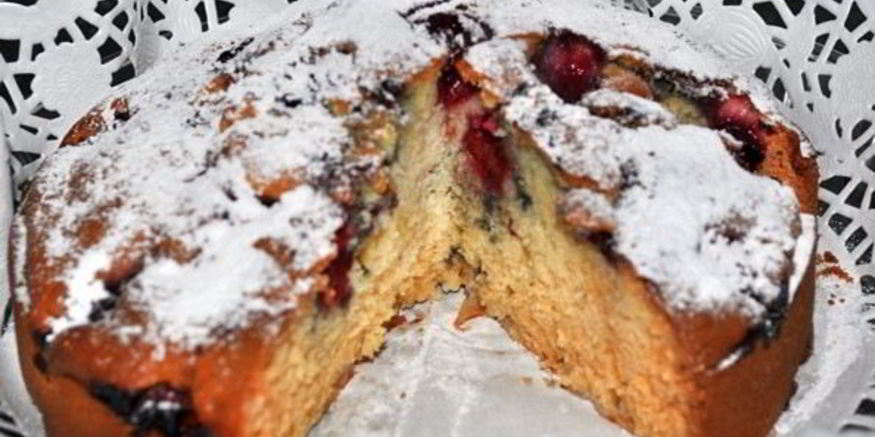 Рецепт шарлотки с яблоками и черешней