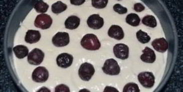 шарлотка с яблоками и черешней