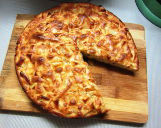 Шарлотка с яблоками и корицей