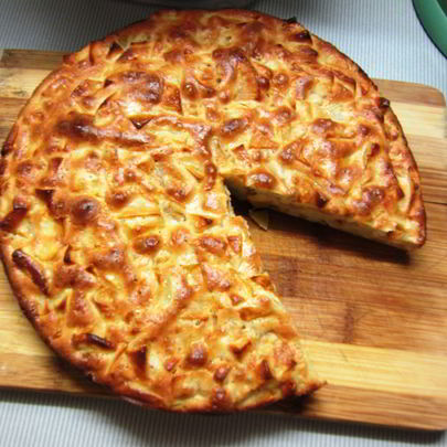 Шарлотка с яблоками и корицей