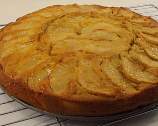 Шарлотка с яблоками и сметаной