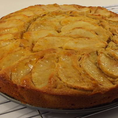 Шарлотка с яблоками и сметаной