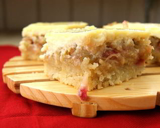 Шарлотка с яблоками и творогом