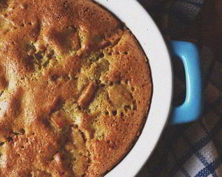 Шарлотка с яблоками, изюмом и корицей