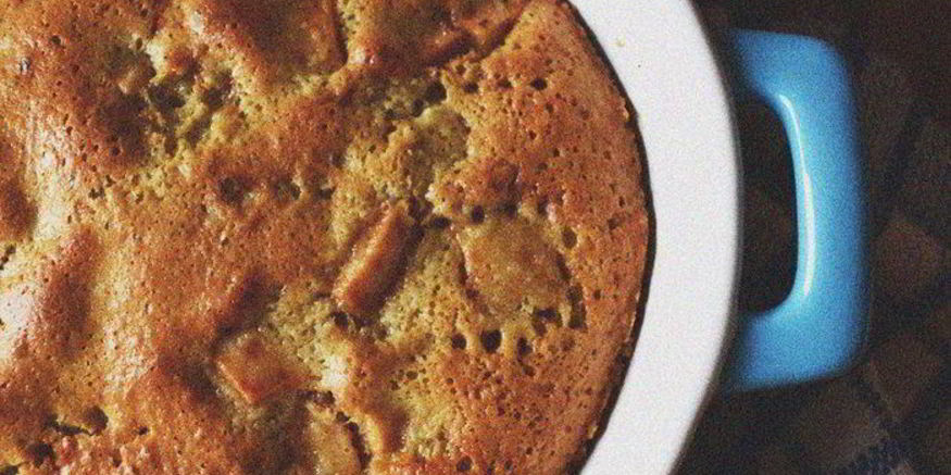 Рецепт шарлотки с яблоками, изюмом и корицей