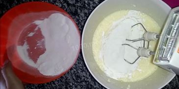 шарлотка с яблоками на кефире