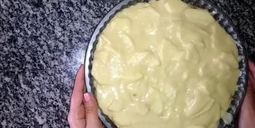 шарлотка с яблоками на кефире