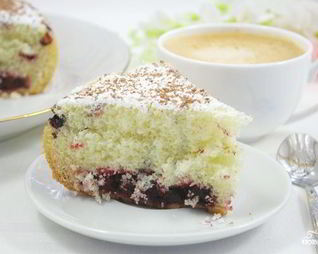 Шарлотка с ягодами в мультиварке