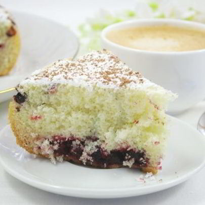 Шарлотка с ягодами в мультиварке