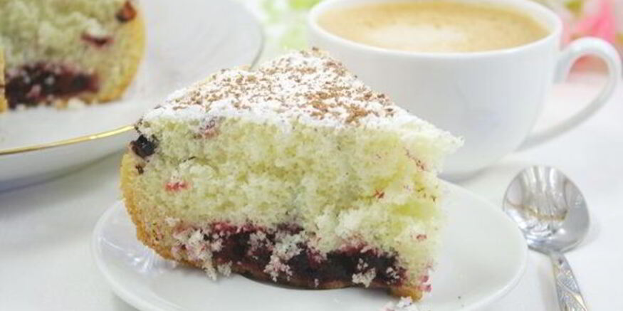 Рецепт шарлотки с ягодами в мультиварке