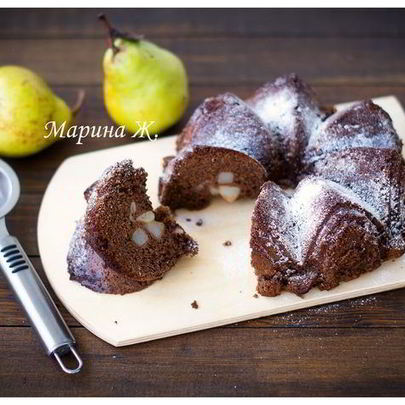Шоколадная шарлотка с грушей и корицей