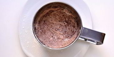 шоколадная шарлотка с грушей и корицей