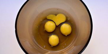 шоколадная шарлотка с грушей и корицей