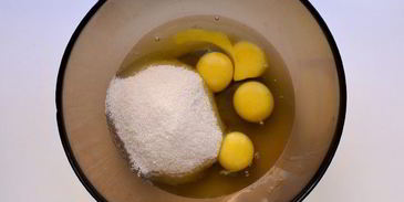 шоколадная шарлотка с грушей и корицей