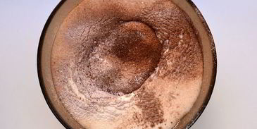 шоколадная шарлотка с грушей и корицей