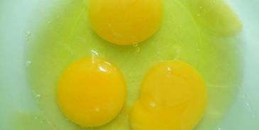 шоколадная шарлотка с яблоками и пьяной вишней