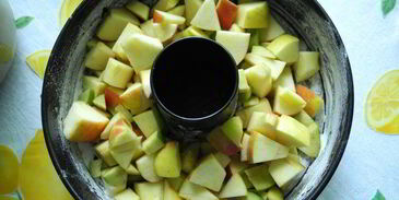 шоколадная шарлотка с яблоками и пьяной вишней