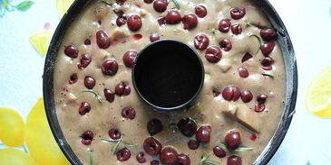 шоколадная шарлотка с яблоками и пьяной вишней