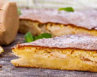 Яблочная шарлотка на сковороде