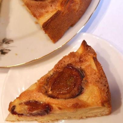 Яблочная шарлотка со сливами