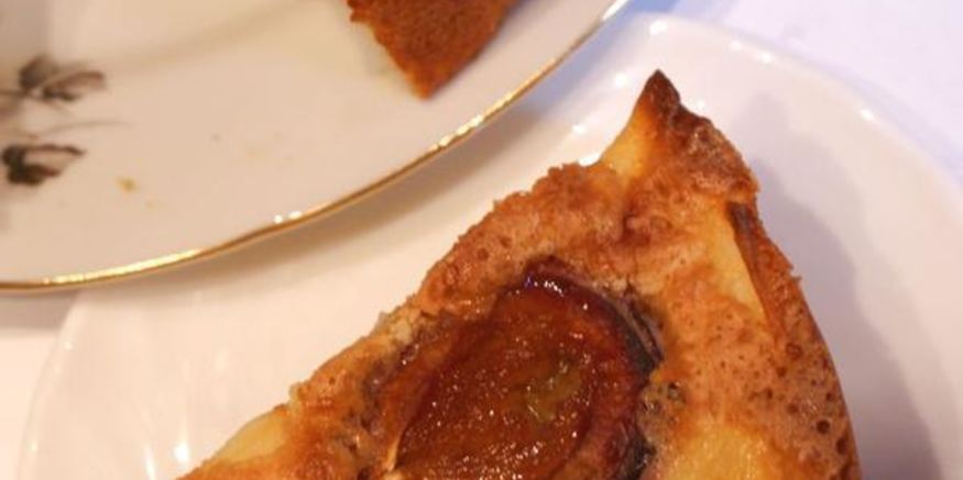 Рецепт яблочной шарлотки со сливами