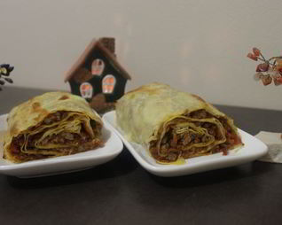 Мясной штрудель под соусом бешамель