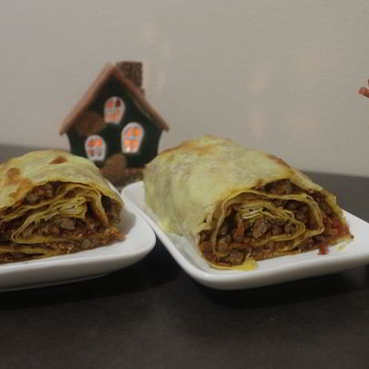 Мясной штрудель под соусом бешамель