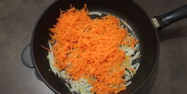 мясной штрудель под соусом бешамель