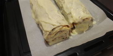 мясной штрудель под соусом бешамель