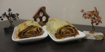 мясной штрудель под соусом бешамель