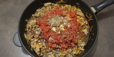 мясной штрудель под соусом бешамель